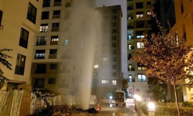 Kadıköy'de çalışma sırasında boru patladı, fışkıran su metrelerce yükseğe ulaştı