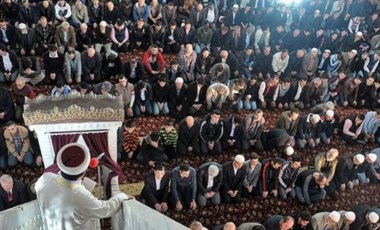 Diyanet'ten 81 ile 'saf düzeni' emri: Camilerde 'sosyal mesafe' kaldırıldı