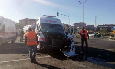 Ambulansla kamyon çarpıştı; 2 sağlık çalışanı yaralandı