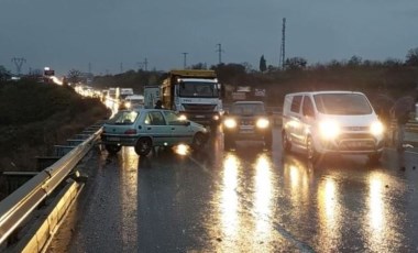 Yağış kaza getirdi: 3 araç çarpıştı yolda uzun kuyruklar oluştu