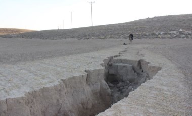 Aksaray'da yer altı suyu çekildi, dev yüzey yarıkları oluştu