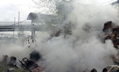 Avcılar'da metrobüs üst geçidini duman altında bırakan yangın