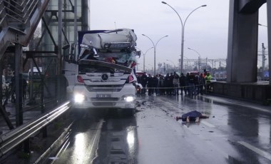 Üst geçitten atlayarak yaşamına son verdi, kazaya neden oldu