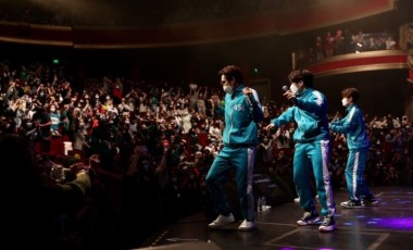 İstanbul'da konser veren K-Pop grubu A.C.E.'den Squid Game kostümüyle 'Erik Dalı'