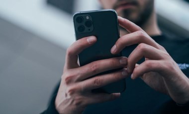 Akıllı telefonların bilinçsiz kullanımı 'tetik parmak' hastalığı riskini artırıyor