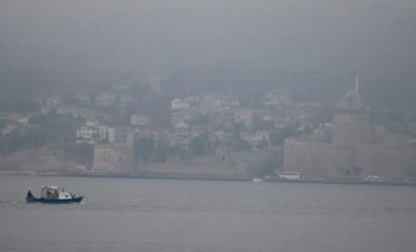 Son dakika... Çanakkale Boğazı'nda yoğun sis alarmı: Transit gemi geçişine kapatıldı