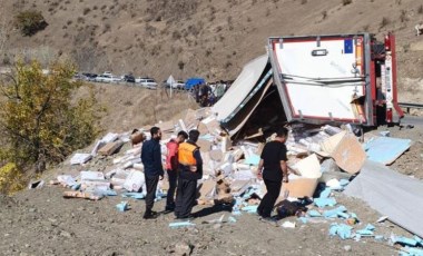 Türk TIR'ı İran'da kaza yaptı! Koliler yağmalandı; o anlar kamerada