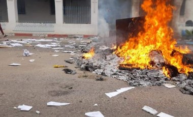 Tunus’ta çıkan şiddetli çatışma sonucu polis karakolu ateşe verildi