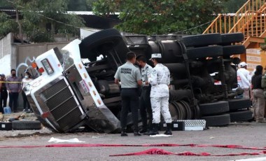 Meksika'da göçmenleri taşıyan kamyon devrildi, en az 53 kişi hayatını kaybetti