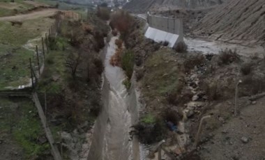 Ayvalık'ta yine çevre felaketi: Zehirli atıklar dereye karıştı