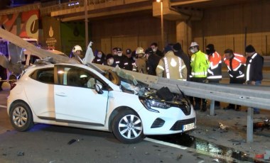 Kadıköy’de otomobil bariyerlere ok gibi saplandı: 1 ölü