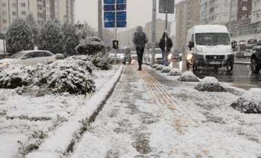 İstanbul'da kar yağışı yer yer etkili oluyor: Beyaza büründü