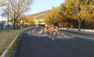 Meksika’da belediye işçileri sokaklara çöp dökerek ateşe verdi