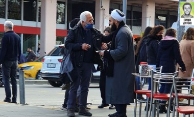 İzmir'de cüppeli şahıslar, yılbaşı kutlamalarına karşı bildiri dağıttı