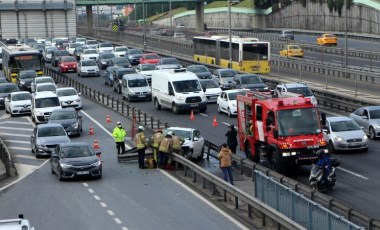 Kağıthane D-100'de trafiği kilitleyen kaza