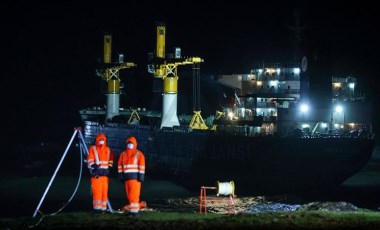 İstanbul'da bir yük gemisi makine arızası nedeniyle Ahırkapı'ya çekildi