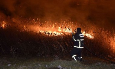 Burdur Gölü kıyısında korkutan yangın