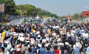 Mynmar’da ordunun yönetime el koymasına karşı protestolar sürüyor