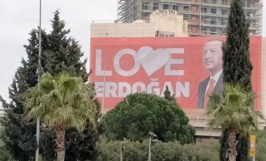 İzmir'in tüm ilçelerine 'Love Erdoğan' afişi asıldı