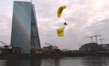 Greenpeace'den paraşütlü eylem