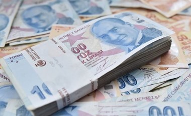 Yaşlı kadını 1 milyon lira dolandıran kişiler, mağdurun evini de sattırmaya çalışırlarken yakalandı