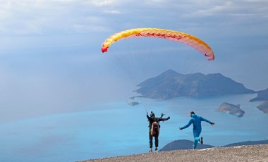 Ölüdeniz, adrenalin tutkunlarına eşsiz manzaralar sunuyor