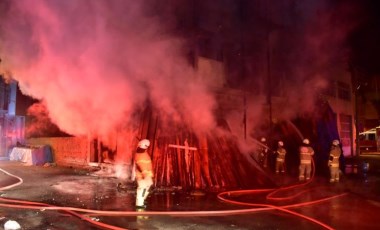 İzmir'de marangoz atölyesi alev alev yandı