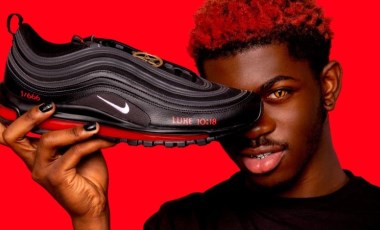 Nike, insan kanı kullanılan 'Şeytan Ayakkabıları'nın üreticisine dava açtı