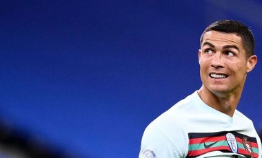 Ronaldo'nun fırlattığı kaptanlık pazubandı, SMA hastası bebek için açık artırmaya çıkarıldı