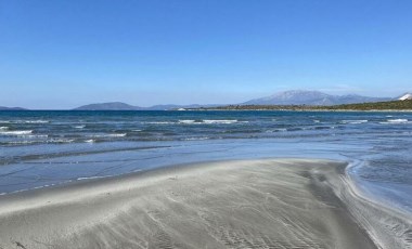 Çeşme'de deniz çekildi, tekneler karaya oturdu