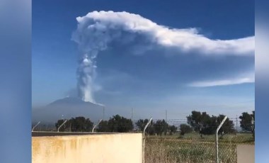 Dumanı üstünde Etna yanardağından ürküten görüntü