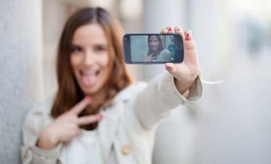 Sosyal medya kullanımı ve 'selfie' gençlerde estetik kaygıyı artırıyor