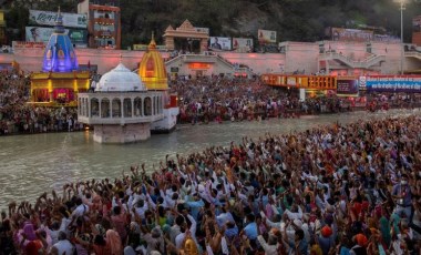 Covid-19: Hindistan'da salgına rağmen, milyonlarca insan kutsal gün için nehirde yıkandı