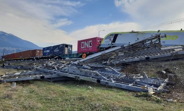 Adana'da aynı istikametteki iki yük treni çarpıştı: 2 makinist yaralı