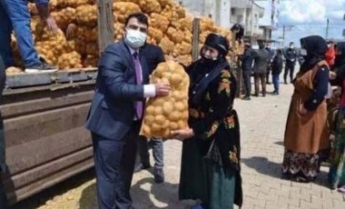 Hilvan Kaymakamı'nın patates çuvalı ile 'poz'u tepki çekti