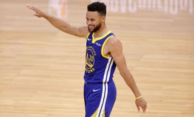 Stephen Curry rekor kırdı Warriors kazandı