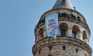 Galata Kulesi’nde İstanbul Sözleşmesi pankartı