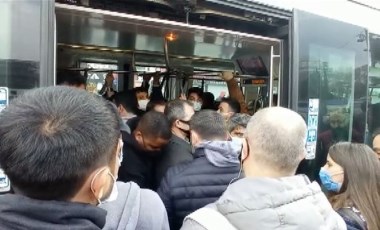 Dolu tramvaya binme kavgası kamerada