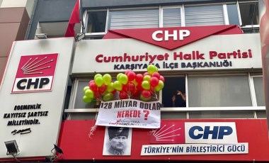 '128 milyar dolar nerede?' afişi asamayan CHP Karşıyaka İlçe Başkanlığı, çözümü afişi uçurmakta buldu