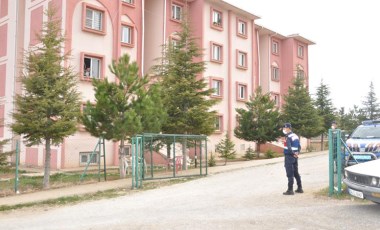 Birlikte mantı yapan kadınlardan birinde koronavirüs çıktı, apartman karantinada