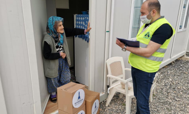 Karaburun'daki depremzedelere kira yardımı