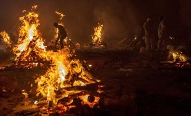 Covid: Hindistan’da ölülerin yakılması ara verilmeden devam ediyor