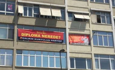 HKP, parti binalarına “diploma nerede?” pankartı astı