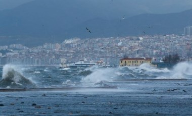 İzmir'de fırtına nedeniyle vapur seferleri durduruldu