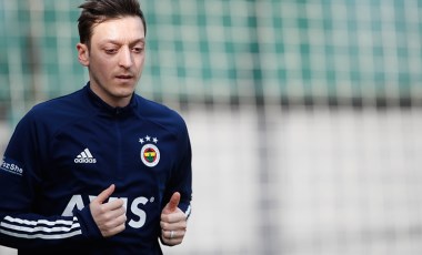 Fenerbahçe'de Mesut Özil dikkatleri üzerine çekti