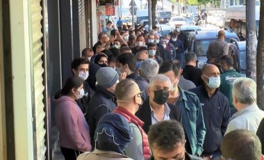 Baklavacı önünde metrelerce uzunlukta sabah kuyruğu