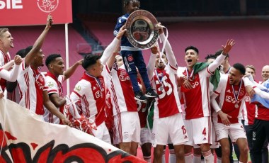 Ajax, şampiyonluk kupasını eritip taraftara dağıttı