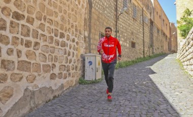 Madalyalı maratoncu Mardin'in merdivenli sokaklarında antrenman yapıyor