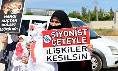 ABD Konsolosluğu önünde 'kanlı oyuncak bebek' ile İsrail protestosu