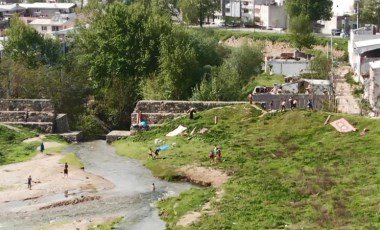 Bursa'da polis, derede yüzenleri dağıttı